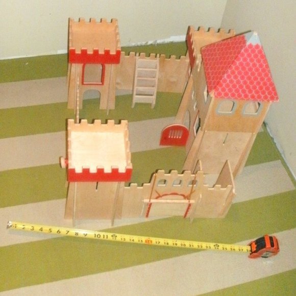 Toy Wooden Play Medieval Castle 31 pieces Completed 24"x24" with Knights & King